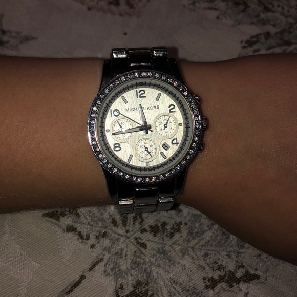 Micheal Kors Designer Silver Watch - Picture 3 of 4